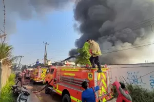 Kebakaran Landa Pabrik Aluminium Foil di Bogor
