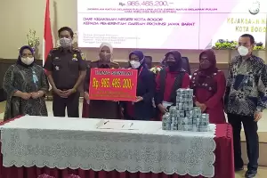 Kejari Kota Bogor Serahkan Uang Korupsi Dana BOS Rp985 Juta