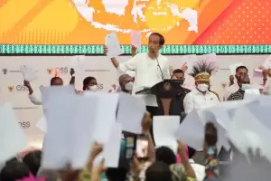 Jokowi Bagikan NIB kepada 2.700 Pelaku UMKM di Papua