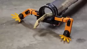 Pecinta Reptil Ciptakan Kaki Robot untuk Ular agar Bisa Berlari