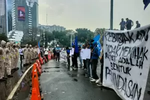 Diguyur Hujan, Massa Mahasiswa Tetap Demo Tolak Kenaikan Harga BBM di Patung Kuda