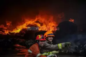 Kebakaran Landa Gudang JNE di Cimanggis Depok