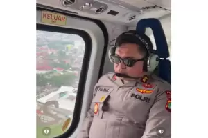 Gaya Kapolda Metro Jaya Berkaca Mata Hitam Pantau Jakarta Naik Helikopter