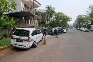 Gempar! Pengendara Tabrak 4 Mobil yang Parkir di Jalanan Perumahan Elit Kelapa Gading