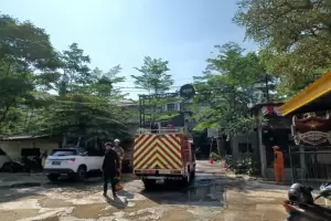Kafe Heyoo Mampang Terbakar, 11 Mobil Damkar Dikerahkan ke Lokasi