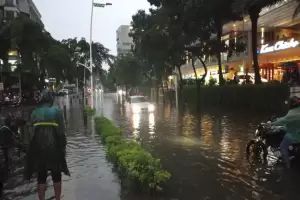 Terendam Banjir, Jalan Kemang Raya Ditutup