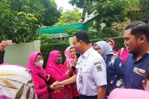 Anies Diteriaki RI 1 saat Kunjungi Area Pemilahan Sampah di Jakarta Selatan