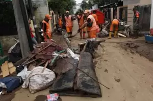 PPSU Bantu Perbaikan Tembok Rumah Warga Jebol Diterjang Banjir