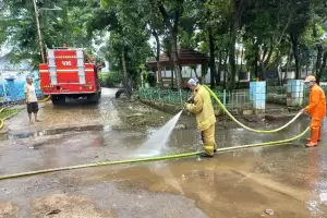 Banjir di Perumahan Pondok Karya Mampang Surut, Petugas Damkar Berjibaku Bersihkan Lumpur
