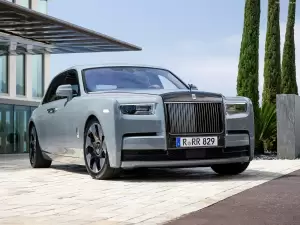Rolls-Royce Harga Rp13 Miliar Kena Recall karena Masalah Lampu Depan