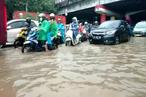 Hujan Sebentar, Jalan Bekasi Barat Jatinegara Terendam Banjir