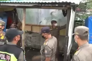 Satpol PP Bongkar Paksa Bangunan Liar di Jalan Banjir Kanal Barat