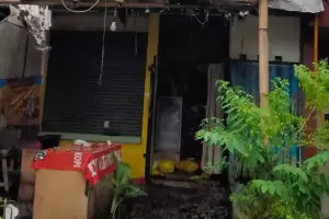 Korsleting Listrik, Rumah Dua Lantai di Pondok Kopi Hangus Terbakar