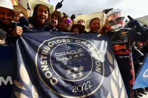 Kawinkan Gelar Juara Dunia dan Konstruktor F1, Verstappen Dedikasikan untuk Mendiang Dietrich Mateschitz