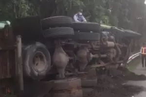 Sopir Mengantuk, Dump Truck Terguling di Tol Jagorawi