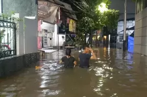 17 RT di Jaksel Tergenang Banjir, Pela Mampang 120 Cm
