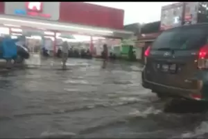 Diguyur Hujan Deras, Jalan di BSD Serpong Terendam Banjir