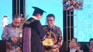 Dies Natalis ke-62 ITS, Dirut Pos Indonesia Terima Penghargaan Anugerah Wira Adhiwisesa