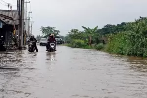 Awas! Kalimalang Bekasi Meluap Membanjiri Jalan Raya 30 Cm