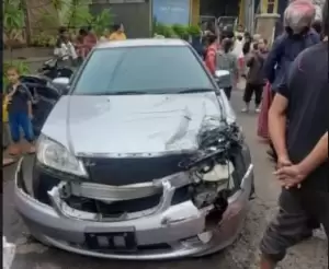 Terobos Perlintasan KA, Mobil Sedan Ditabrak KRL Commuter Line di Cengkareng