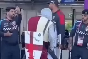 FIFA Larang Fans Inggris Gunakan Pakaian Tentara Salib