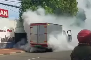 Mobil Boks Terbakar di Jalan Latumenten Grogol