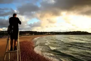 Tingkatkan Kesadaran Kanker Kulit, Fotografer Ini Sukses Kumpulkan 2.500 Orang Telanjang Bulat di Pantai Australia