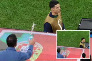 Momen Fans Siram Cristiano Ronaldo dengan Air Mineral