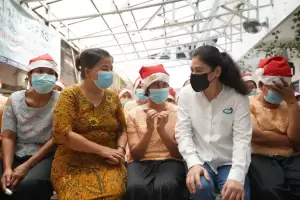 Liza Thohir Bersama Srikandi BUMN dan FHCI Berbagi Keceriaan Natal di Yayasan Gerasa Bekasi