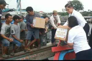 Alumni Akpol 2010 B Bagikan Sembako kepada Ratusan Nelayan dan Buruh Pelabuhan