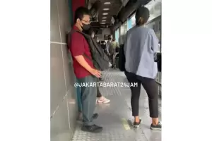 Viral! Pria Terciduk Rekam Bokong Wanita di Halte Bus Jakarta Barat