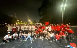 Aksi Suporter Indonesia Punguti Sampah di Stadion GBK usai Skuad Garuda Kalahkan Kamboja