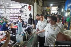 Kunjungi Pasar Kota Medan Jelang Nataru, Menko Airlangga Pantau Bahan Pangan dan Dorong KUR