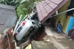 TPT Longsor di Puncak Bogor, 2 Rumah Rusak dan 1 Mobil  Nyaris Tergerus