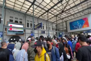 Imbas Banjir Semarang, Penumpang Kereta Api Menumpuk di Stasiun Pasar Senen