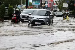 Cuaca Buruk Awali 2023, Ini yang Harus Dilakukan Ketika Mobil Terendam Banjir
