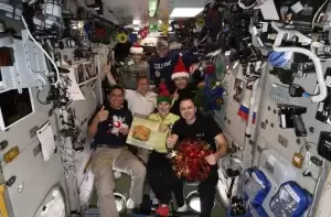 Kosmonot Rusia Bikin Salad Tradisional Olivier untuk Rayakan Tahun Baru di ISS