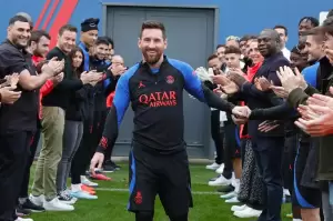 Kembali ke PSG, Messi Senyum Lebar Disambut Guard of Honour dan Plakat Emas
