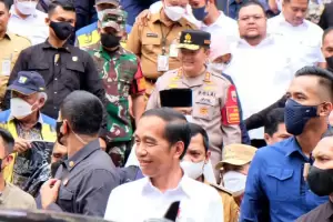 Momen Jokowi Sebut Erick Thohir Menteri Andalan di Depan Ribuan Warga