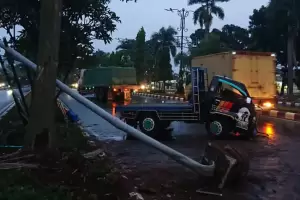 Mobil Pikap Tabrak Tiang Rambu di Cibinong Bogor, Sopir Luka Berat