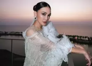 5 Potret Elegan Luna Maya, Pakai Dress Tile Putih Transparan Karya Sebastian Gunawan