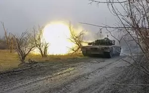 Tank T-90M Rusia Bentrok dengan Tank Ukraina, 3 Lawan 2 dalam Jarak 500 Meter