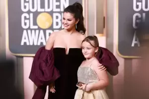 Tidak Sendirian, Selena Gomez Gandeng Adik Kecilnya di Golden Globes 2023