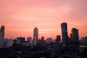 Senja di Langit Jakarta Indah Beberapa Hari Ini, BMKG Ungkap Penyebabnya