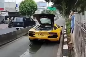 Mobil Mewah Lamborghini Mogok di Jalur Transjakarta Didenda Rp500.000
