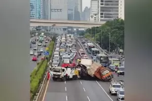 Kronologi Kecelakaan Dump Truck dan Truk Traktor di Tol Cawang yang Videonya Viral