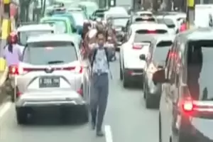 Keren! Siswa SMP Buka Jalan Mobil Damkar Terjebak Macet di Bogor