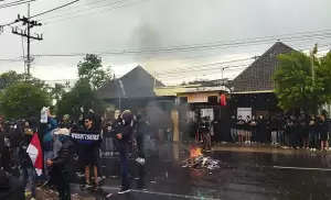 Demo Usut Tuntas Tragedi Kanjuruhan Ricuh, Toko Arema FC Dirusak