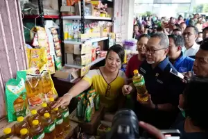 Kunjungi Pasar di Denpasar, Mendag Zulhas Pantau Harga Minyak Goreng