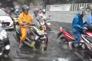 Diguyur Hujan Deras, Jalan TB Simatupang dan Fatmawati Jaksel Terendam Banjir